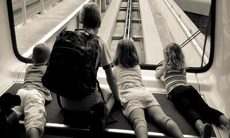 Cómo viajan los niños en el tren